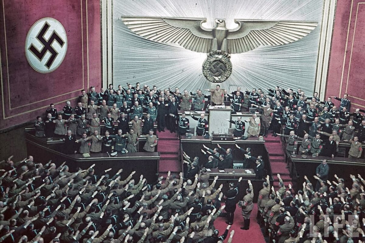 После произнесения Гитлером своей речи на сессии рейхстага в здании Кролль-оперы, Берлин (здание было разрушено бомбардировками союзников в 1943 г.)