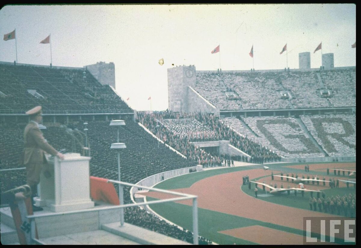 Гитлер на Олимпийском стадионе в праздник Первомая 1939 г.