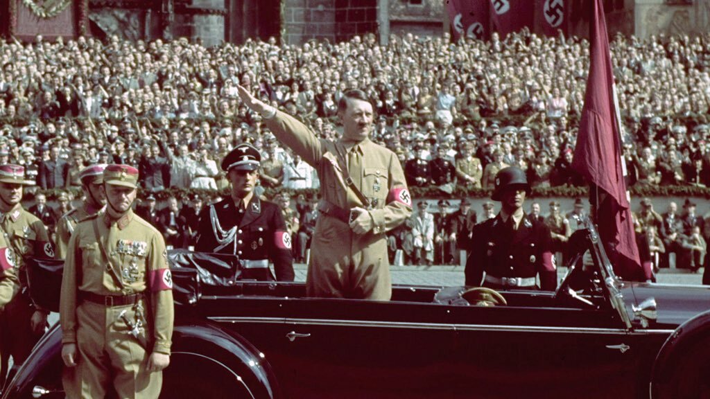 Гитлер приветствует народ из салона автомобиля