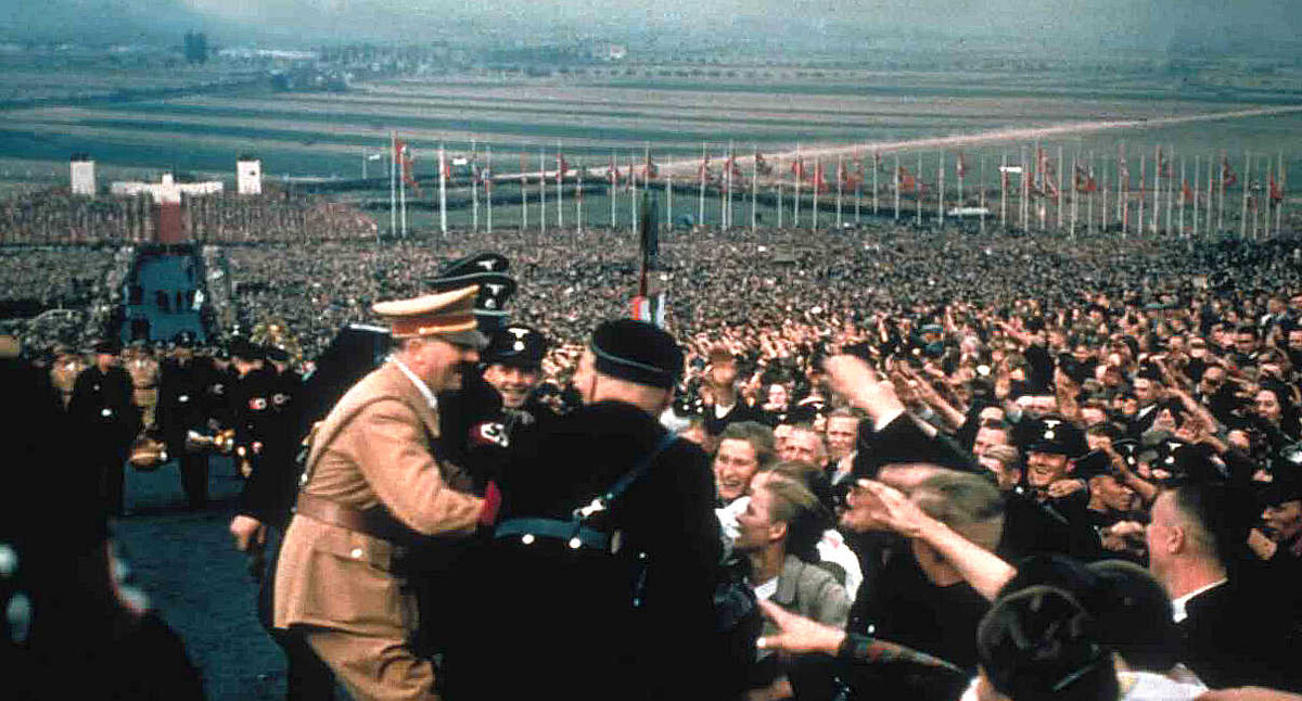 Радующийся Гитлер на одном из митингов