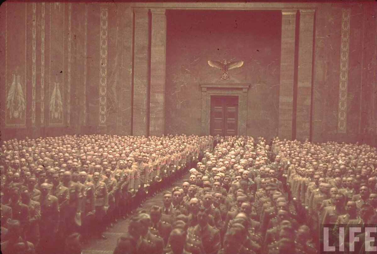 Празднование 50-летия Гитлера в здании Рейхсканцелярии