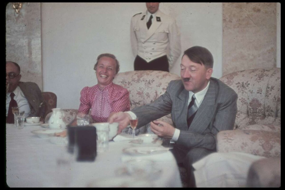 Гитлер обедает, слева от него жена видного партийного деятеля НСДАП Альберта Форстера Гертруда 