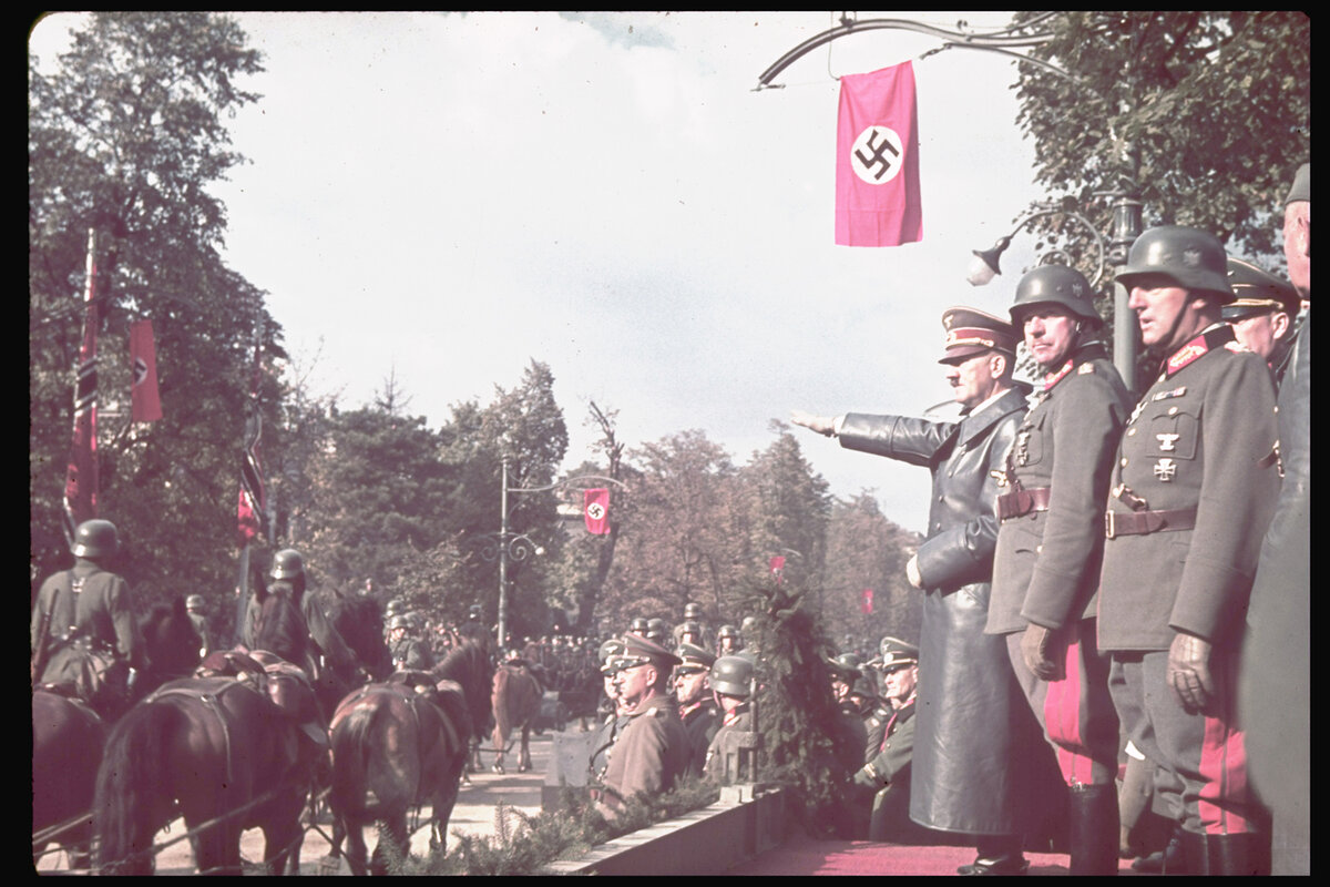 Гитлер принимает военный парад после победы над Польшей, 1939 г.
