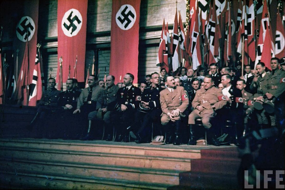 Адольф Гитлер и Генрих Гиммлер на партийном съезде 