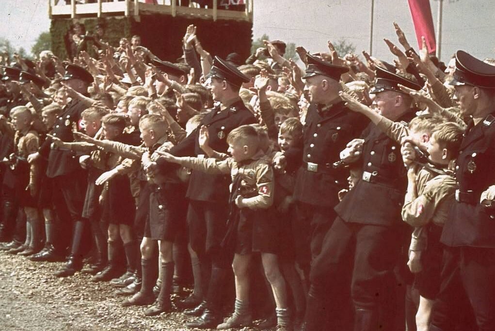 Дети встречают Гитлера