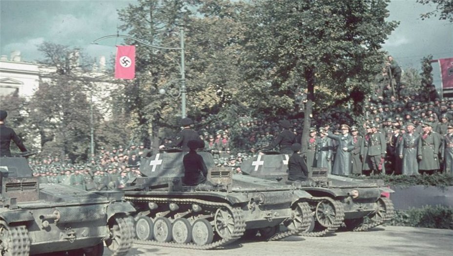 Немецкий парад в Варшаве, справа можно увидеть Гитлера, стоящего на возвышенности
