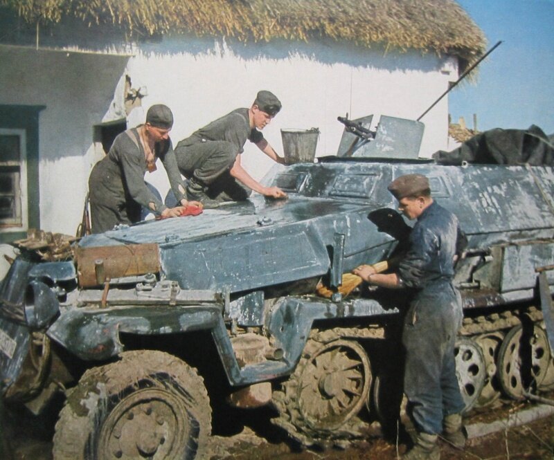 Немецкие солдаты смывают зимний камуфляж с бронетранспортера Sd.Kfz. 251 1 Ausf.C «Ханомаг»