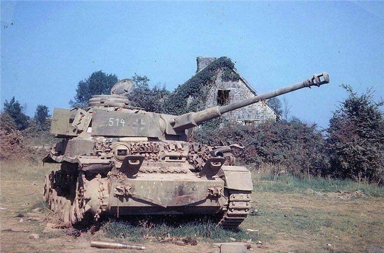 Немецкий танк Pz.Kpfw. IV Ausf. H учебной танковой дивизии, подбитый в Нормандии, июнь 1944 г. 