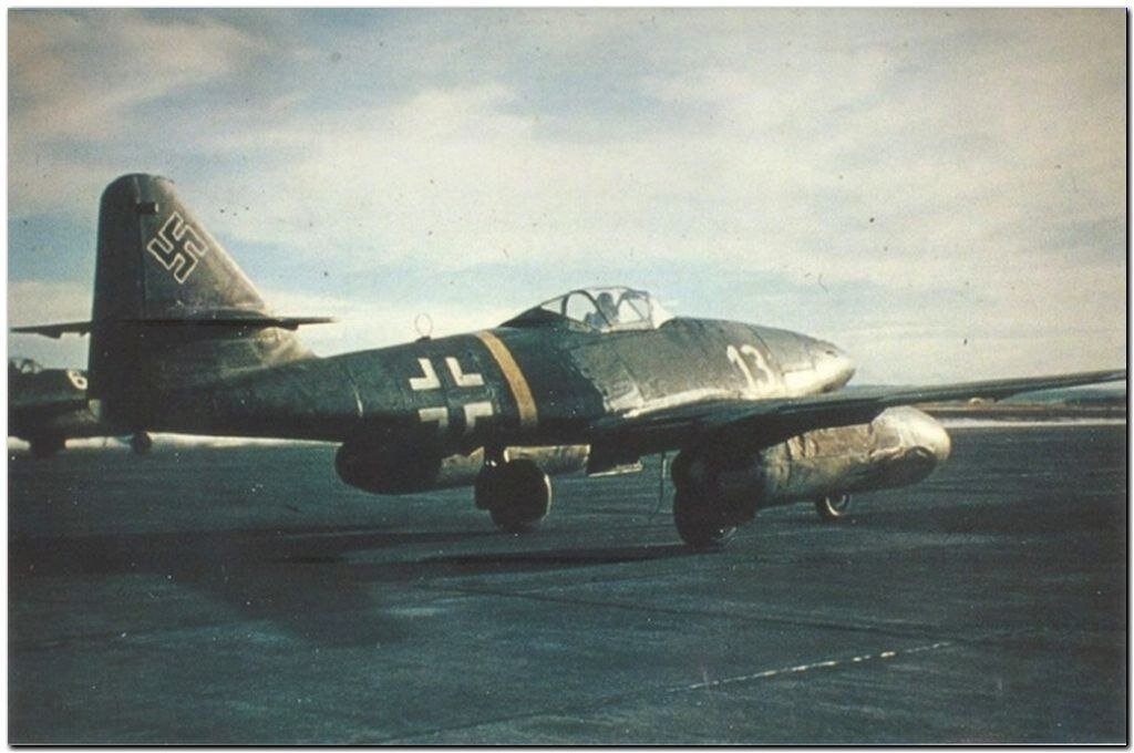 Реактивный истребитель Мессершмитт Me-262A-1a из состава 3-й группы 2-й учебно-боевой эскадры люфтваффе