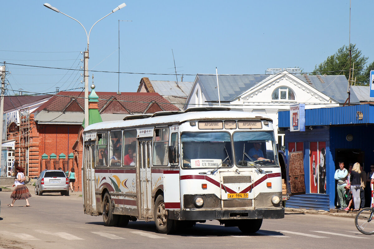 На фото маршрут №113 Арзамас-Сельхозтехника. Улица Ленина, заезд к пригородной автостанции. 