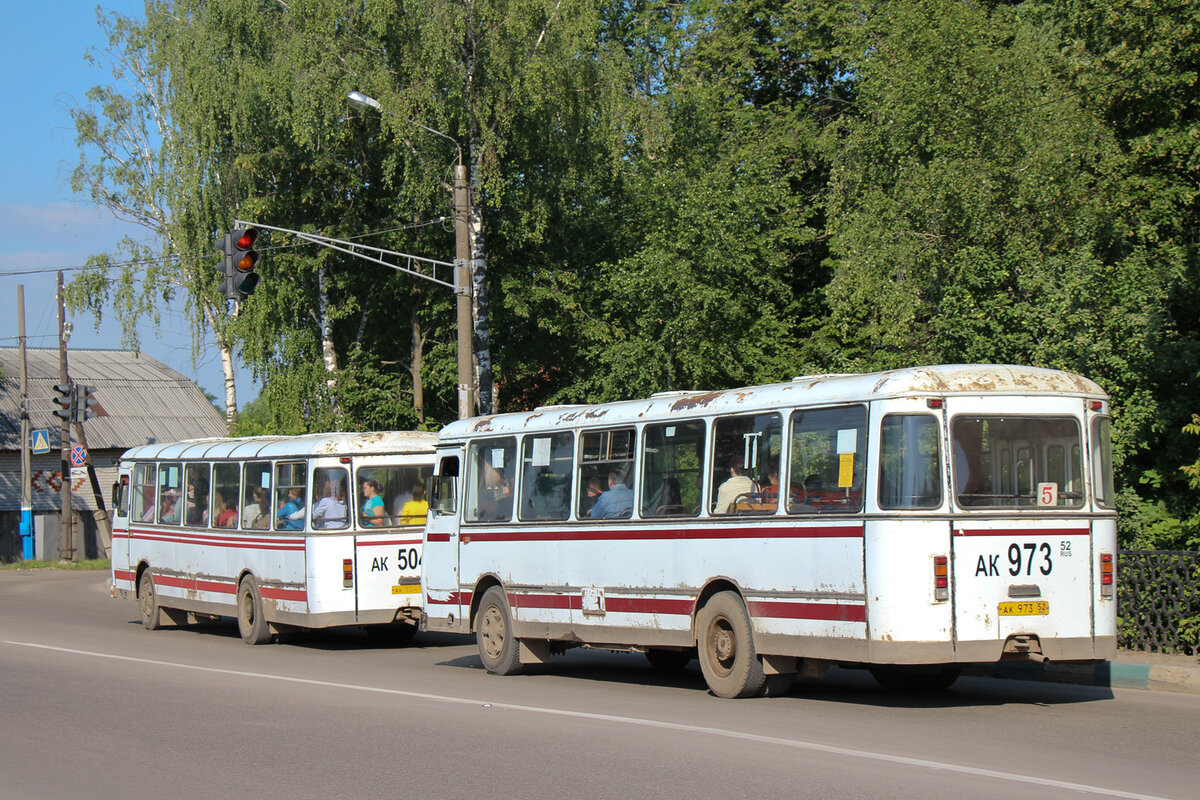 "Паровоз" из ЛиАЗов-677 на проспекте Ленина. 